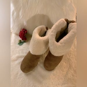 Micheal KORS - Camel color booties with back zipper,Fold down Sherpa fur. Sz 5.5